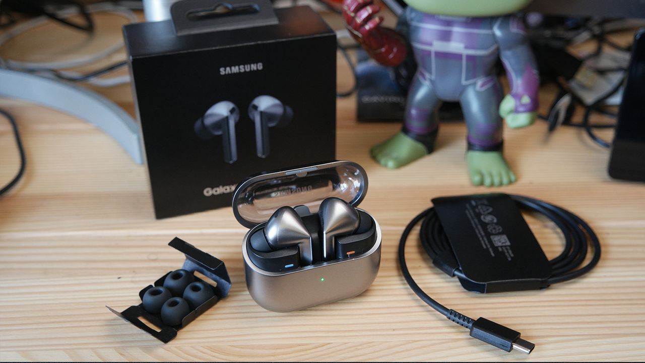 Galaxy Buds 4 Pro: Nuova Colorazione Oro Rosa Metallizzato?
